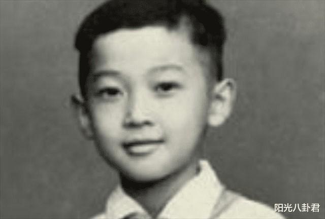 真大方！郁钧剑回乡见人就发钱，登22次春晚，与医生妻子相敬如宾-第8张图片-九妖电影