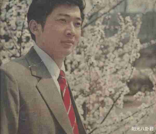 真大方！郁钧剑回乡见人就发钱，登22次春晚，与医生妻子相敬如宾-第9张图片-九妖电影