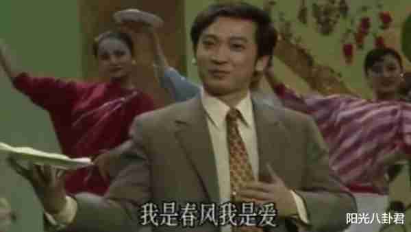 真大方！郁钧剑回乡见人就发钱，登22次春晚，与医生妻子相敬如宾-第11张图片-九妖电影