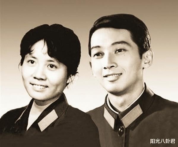 真大方！郁钧剑回乡见人就发钱，登22次春晚，与医生妻子相敬如宾-第13张图片-九妖电影