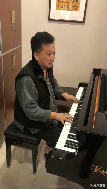 真大方！郁钧剑回乡见人就发钱，登22次春晚，与医生妻子相敬如宾-第19张图片-九妖电影