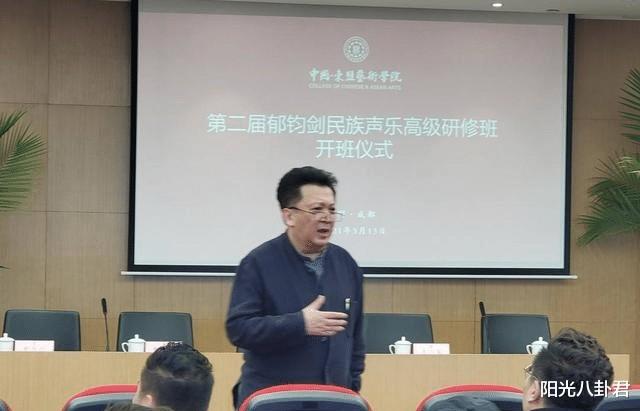真大方！郁钧剑回乡见人就发钱，登22次春晚，与医生妻子相敬如宾-第17张图片-九妖电影