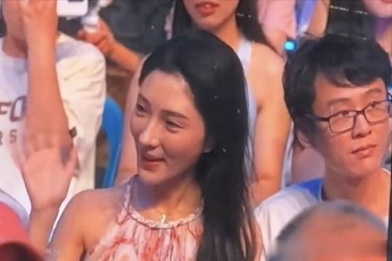 薛之谦演唱会撒谎女身份被扒，不知名身材小网红，本人评论已沦陷-第8张图片-九妖电影