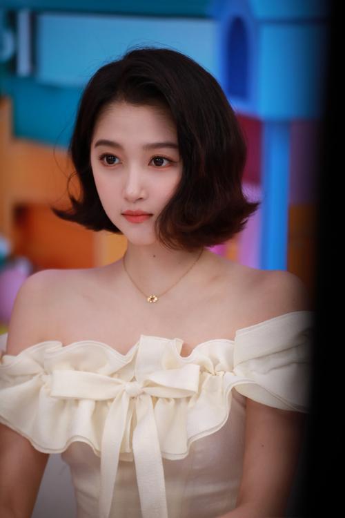 表面是明星，实际背景“通天”的4位女星，个个根正苗红无人敢惹-第19张图片-九妖电影