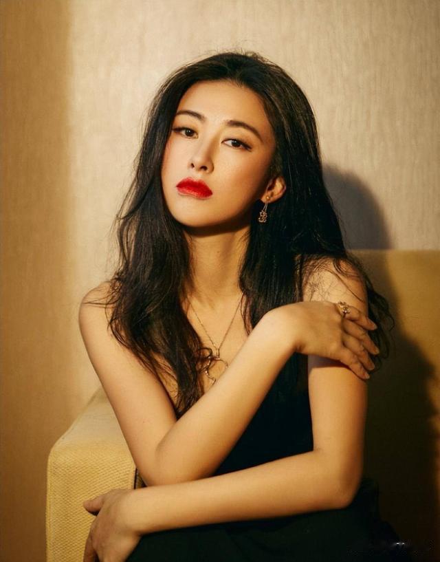 表面是艺人,实际上家世显赫的4位女星,个个根正苗红没人敢惹-第19张图片-九妖电影 表面是艺人,实际上家世显赫的4位女星,个个根正苗红没人敢惹-第19张图片-九妖电影