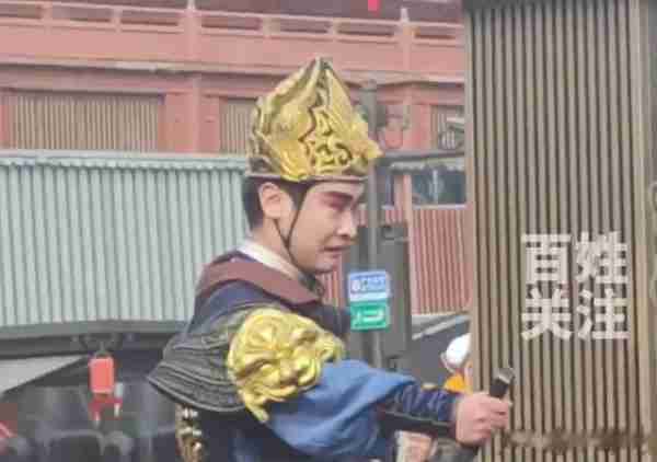 笑麻！大唐不夜城“丢刀侍卫”表情碎了，堪比春晚中的尼格买提！-第2张图片-九妖电影