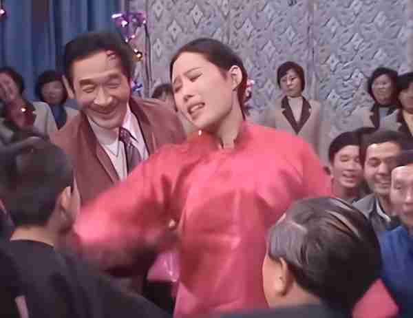 第一届春晚有多牛？不彩排无台本，演员即兴表演，国宝喝茅台-第32张图片-九妖电影
