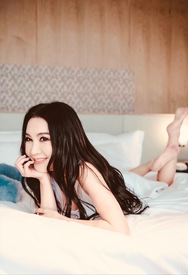 要被温碧霞笑死了!p图不管老公死活!她美得像仙女,老公像难民-第6张图片-九妖电影 要被温碧霞笑死了!p图不管老公死活!她美得像仙女,老公像难民-第6张图片-九妖电影