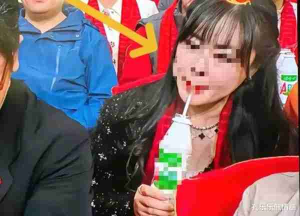 绝了！今年春晚上一美女观众因抢镜突然爆火，看了评论区后笑麻了-第5张图片-九妖电影