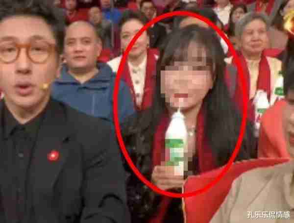 绝了！今年春晚上一美女观众因抢镜突然爆火，看了评论区后笑麻了-第6张图片-九妖电影