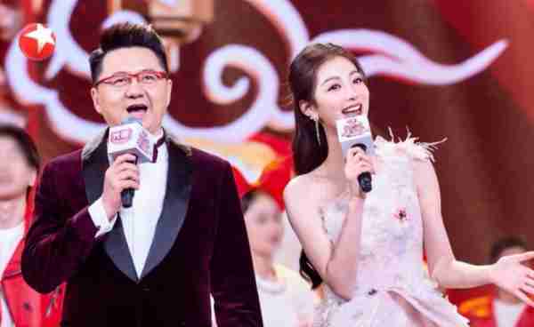 继春晚之后，再次被冯琳惊艳！漫步古城的她，书卷气好浓！-第2张图片-九妖电影