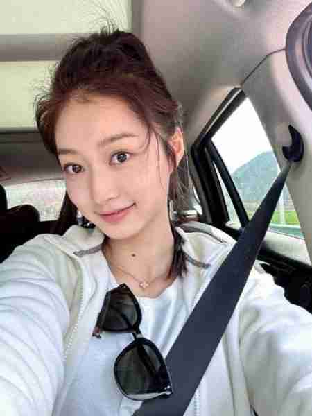 继春晚之后，再次被冯琳惊艳！漫步古城的她，书卷气好浓！-第4张图片-九妖电影