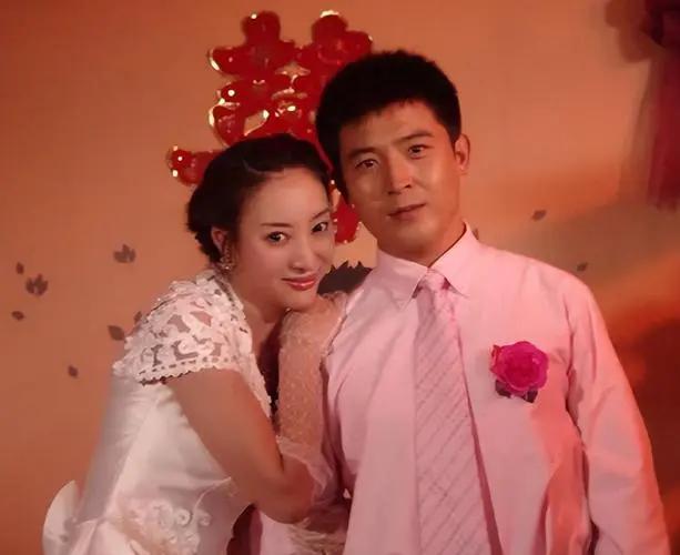 老婆最大!结婚27年被治服拿捏,17次上春晚竟然全是妻子的功劳-第7张图片-九妖电影 老婆最大!结婚27年被治服拿捏,17次上春晚竟然全是妻子的功劳-第7张图片-九妖电影