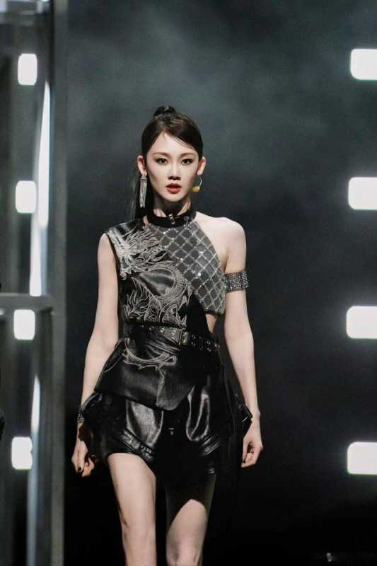 苗苗本周“双综”播出乘风奔跑吧展反差魅力-第2张图片-九妖电影 苗苗本周“双综”播出乘风奔跑吧展反差魅力-第2张图片-九妖电影