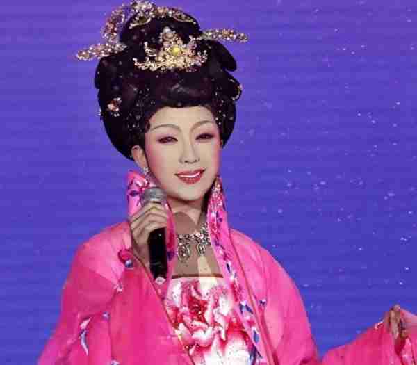 草根顶流李玉刚，春晚开场白一句话，遭梅兰芳之子怒批：跳梁小丑-第1张图片-九妖电影