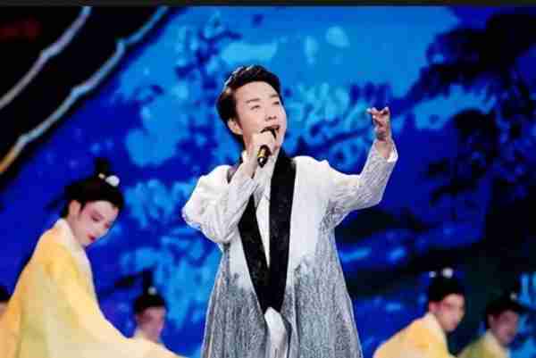 草根顶流李玉刚，春晚开场白一句话，遭梅兰芳之子怒批：跳梁小丑-第18张图片-九妖电影