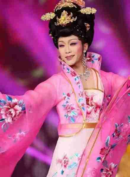 草根顶流李玉刚，春晚开场白一句话，遭梅兰芳之子怒批：跳梁小丑-第26张图片-九妖电影