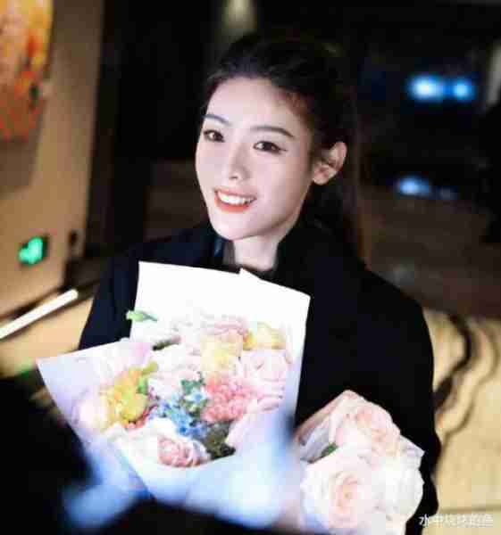 被主流媒体当成女性榜样，登春晚后获《浪姐5》邀约，她成了芒果力捧的一张王牌-第20张图片-九妖电影
