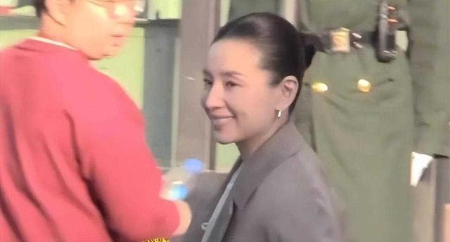 被龙年央视春晚淘汰的嘉宾,蔡国庆过于自信,董宇辉实属无奈-第2张图片-九妖电影 被龙年央视春晚淘汰的嘉宾,蔡国庆过于自信,董宇辉实属无奈-第2张图片-九妖电影