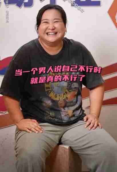 贾玲为啥《王牌》7季都穿裙子?看了《热辣滚烫》裤装打扮,懂了-第4张图片-九妖电影 贾玲为啥《王牌》7季都穿裙子?看了《热辣滚烫》裤装打扮,懂了-第4张图片-九妖电影