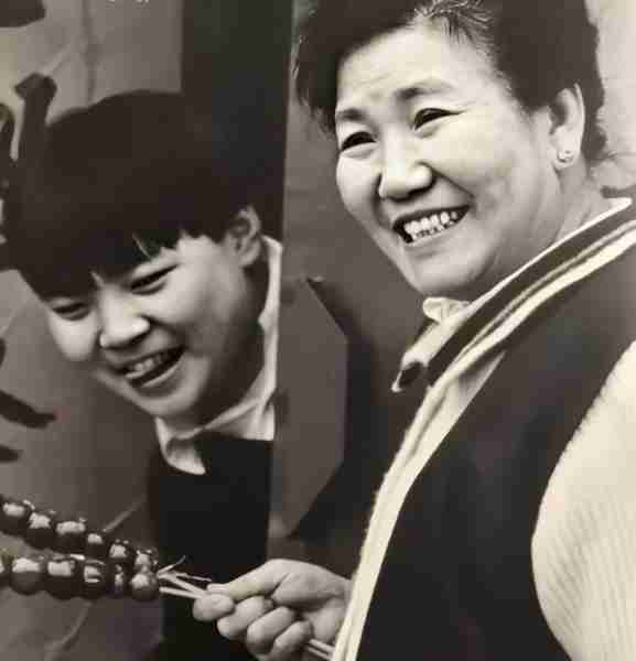 赵丽蓉:60岁才从春晚走红,晚年请求安乐死,去世时万人送行-第35张图片-九妖电影 赵丽蓉:60岁才从春晚走红,晚年请求安乐死,去世时万人送行-第35张图片-九妖电影