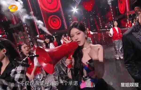 跨年晚会假唱的明星：白鹿实锤，赵露思话筒举晚，虞书欣方自证真唱-第9张图片-九妖电影