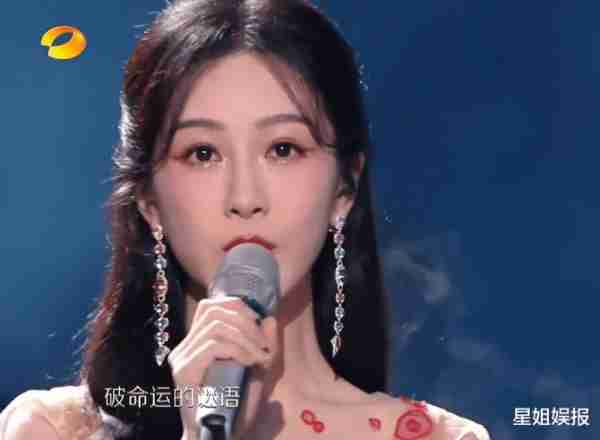 跨年晚会假唱的明星：白鹿实锤，赵露思话筒举晚，虞书欣方自证真唱-第16张图片-九妖电影