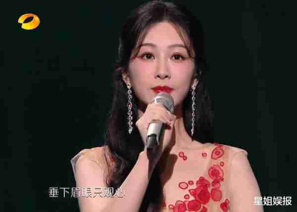 跨年晚会假唱的明星：白鹿实锤，赵露思话筒举晚，虞书欣方自证真唱-第18张图片-九妖电影