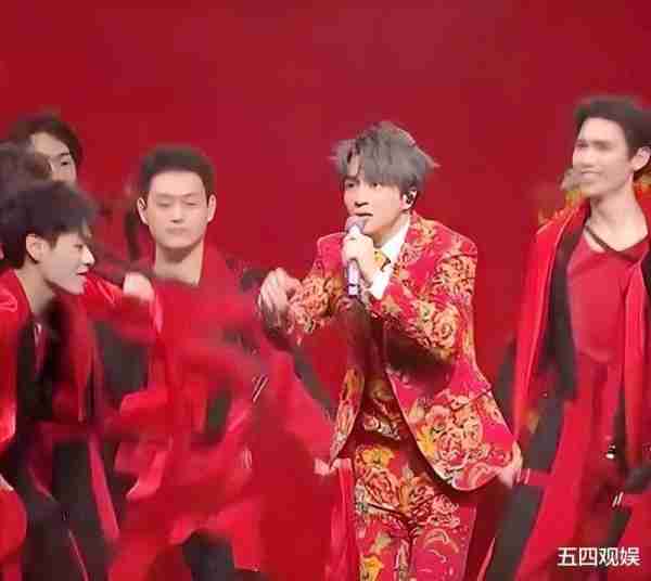 跨年晚会欢乐多：王鹤棣宋茜借位亲吻，刘宇宁毛不易一首歌唱出两个画风-第8张图片-九妖电影