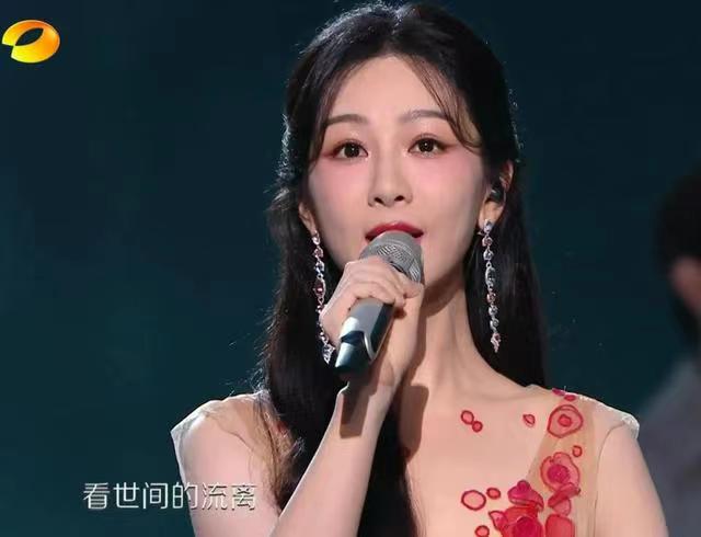 跨年晚会疑似假唱争议：檀健次唱跳环节现疑云，王一博田曦薇离麦克风距离引猜测-第2张图片-九妖电影