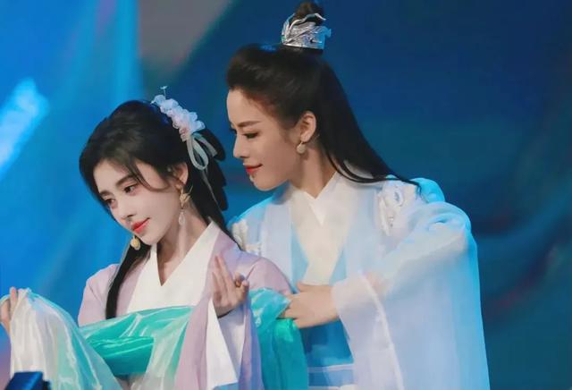 这个春晚出尽风头的她，现在参加“浪姐”了，又要迷倒多少女观众-第4张图片-九妖电影