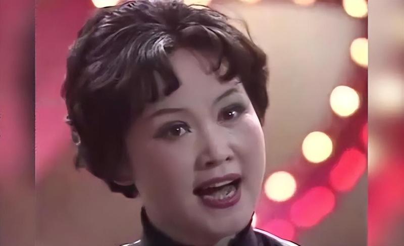 违反规定唱禁曲，开口大骂观众，现场一片混乱，这届春晚成巅峰-第9张图片-九妖电影
