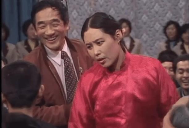 违反规定唱禁曲，开口大骂观众，现场一片混乱，这届春晚成巅峰-第11张图片-九妖电影