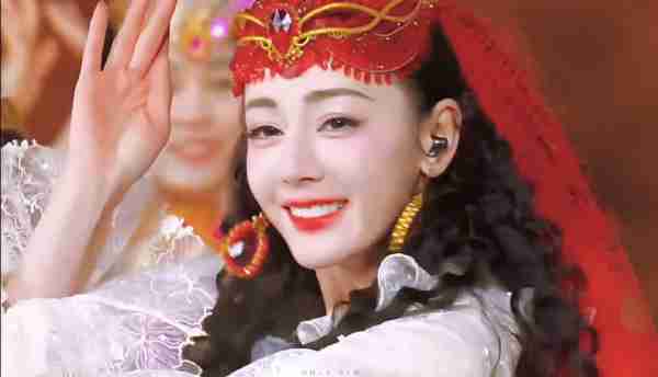 迪丽热巴春晚不慎摔致骨裂，仅休11日便复工，导演曝出才知真相！-第4张图片-九妖电影