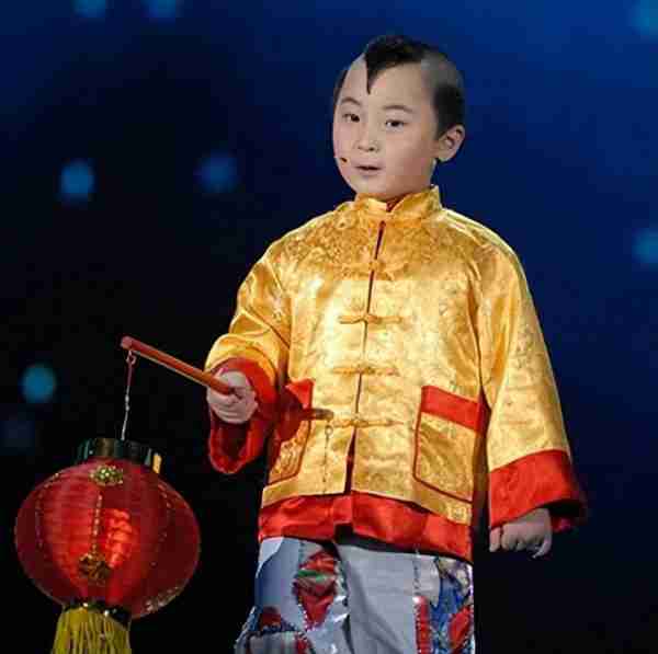 邓鸣贺：6岁上春晚，8岁离世，患病时还在演出，他的悲剧谁来买单-第1张图片-九妖电影