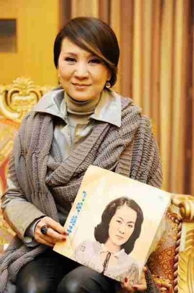 郑绪岚：屡次登春晚走红，却宣誓效忠美国，如今回国捞金过的怎样-第4张图片-九妖电影