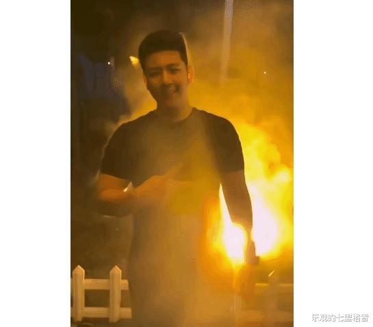 郭涛儿子石头：阳刚之气的魅力，比《爸爸去哪儿》时期变化巨大-第1张图片-九妖电影