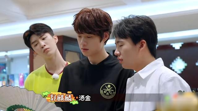 郭麒麟的教养有多好，综艺节目上随手一指，彻底暴露他真实的教养-第19张图片-九妖电影