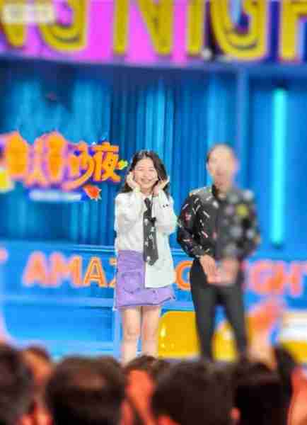 金靖官宣怀孕后复工，紫裙亮相综艺录制-第2张图片-九妖电影