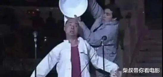 陈佩斯春晚经典时刻：春晚唯一敢光膀子人，因表演太投入直接送医-第6张图片-九妖电影