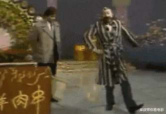 陈佩斯春晚经典时刻：春晚唯一敢光膀子人，因表演太投入直接送医-第8张图片-九妖电影