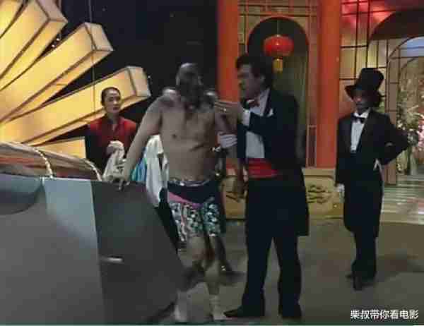 陈佩斯春晚经典时刻：春晚唯一敢光膀子人，因表演太投入直接送医-第22张图片-九妖电影