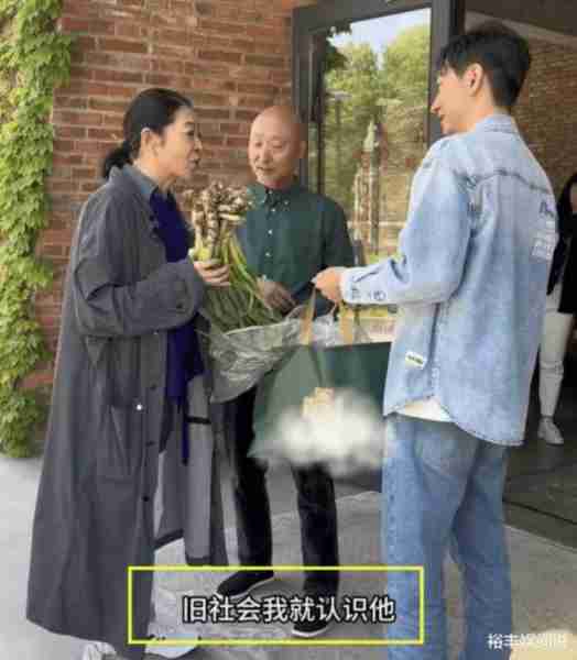 陈佩斯被批不会说话！与倪萍重聚获赠农村礼物，大葱白菜山苜楂-第3张图片-九妖电影