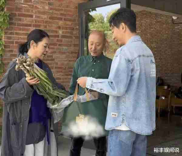 陈佩斯被批不会说话！与倪萍重聚获赠农村礼物，大葱白菜山苜楂-第4张图片-九妖电影