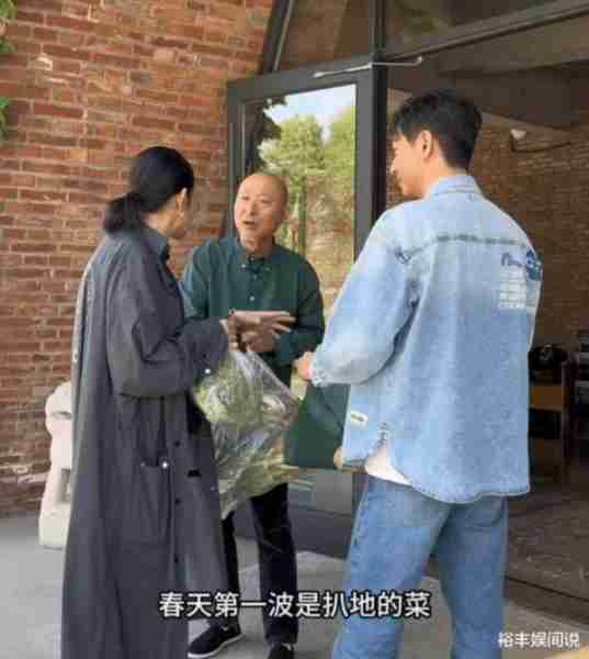 陈佩斯被批不会说话！与倪萍重聚获赠农村礼物，大葱白菜山苜楂-第5张图片-九妖电影