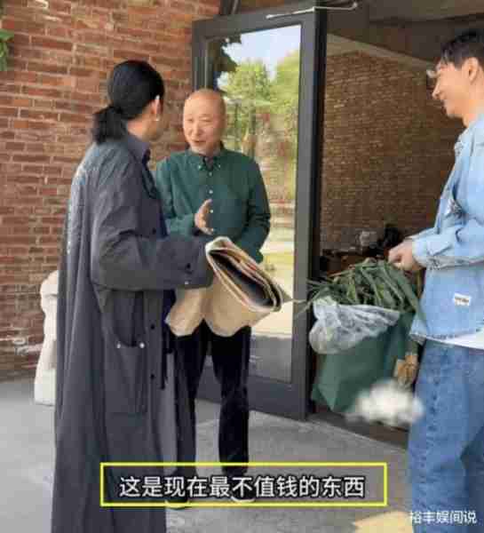 陈佩斯被批不会说话！与倪萍重聚获赠农村礼物，大葱白菜山苜楂-第6张图片-九妖电影