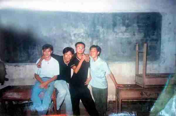 陈楚生放歌龙年春晚：当年曾被人啤酒浇头，贤妻陪他闯过人生至暗-第5张图片-九妖电影