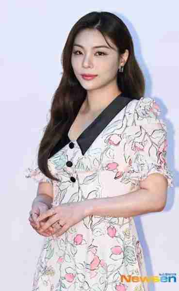 韩国知名女星，结婚对象公开，出演过真人秀节目《单身即地狱》-第5张图片-九妖电影