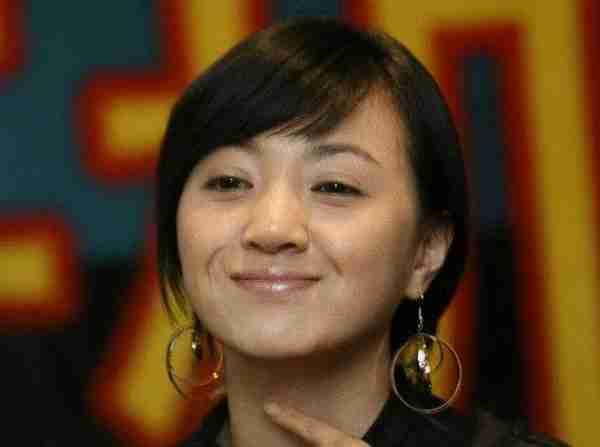 顶替闫妮上春晚爆红?靠“潜规则上位”的她?最后却进了精神病院-第11张图片-九妖电影 顶替闫妮上春晚爆红?靠“潜规则上位”的她?最后却进了精神病院-第11张图片-九妖电影