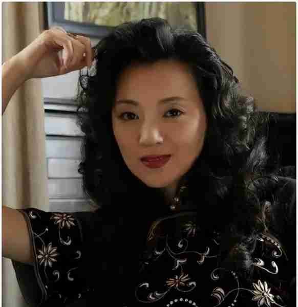 顶替闫妮上春晚爆红?靠“潜规则上位”的她?最后却进了精神病院-第41张图片-九妖电影 顶替闫妮上春晚爆红?靠“潜规则上位”的她?最后却进了精神病院-第41张图片-九妖电影